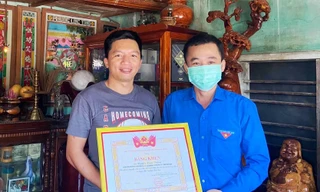 Anh Nguyễn Thành Trung - Phó Bí thư thường trực Tỉnh Đoàn Bình Định đã trao bằng khen của BCH Trung ương Đoàn TNCS Hồ Chí Minh cho anh Nguyễn Xuân Trường,
