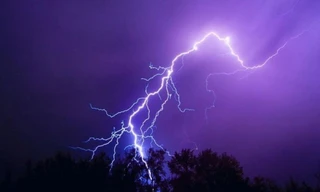 Trên đường đi làm về, hai vợ chồng ở Bình Định bị sét đánh tử vong