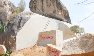 Cận cảnh 'đại công trường' khai thác đá trái phép trên núi Hòn Chà