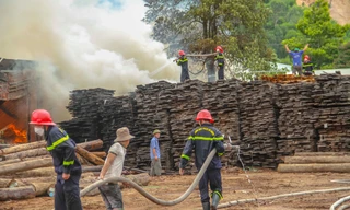 Cháy lớn ở khu công nghiệp tại Bình Định, hàng trăm người tham gia dập lửa