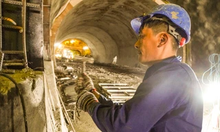 Đào hầm cao tốc dưới lòng núi Sơn Triều 