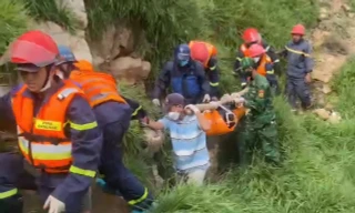 Đưa thi thể nạn nhân rơi xuống vực sâu 200m trong lúc đi đào cây cảnh lên bờ