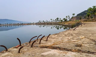 Nhiều cọc sắt lởm chởm, miệng hố, cống thoát nước lộ thiên trong dự án 5.000 tỷ ở Bình Định