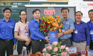 Bí thư T.Ư Đoàn tặng quà trường dân tộc nội trú ở Bình Định