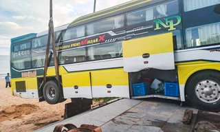 Xe khách bất ngờ trôi xuống bãi biển Quy Nhơn