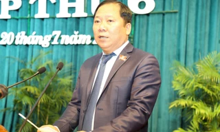 Hàng loạt nhân viên y tế nghỉ việc, Chủ tịch tỉnh Bình Định nói gì?