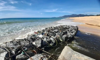 Cống nước thải chảy ra biển. Ảnh: Trương Định