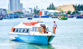 Người dân đảo Cù Lao Xanh được hỗ trợ đi ca nô miễn phí ra đảo