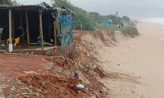 Bờ biển bị sóng 'gặm nát', sơ tán khẩn cấp các hộ dân