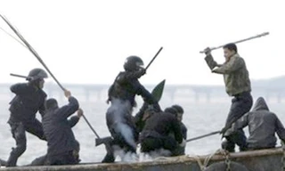 Ngư dân Trung Quốc dùng dao và gậy sắt chống trả Lực lượng Bảo vệ Bờ biển Hàn Quốc