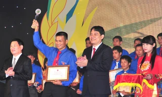 Anh Nguyễn Đắc Vinh dự lễ trao giải thưởng Lương Định Của