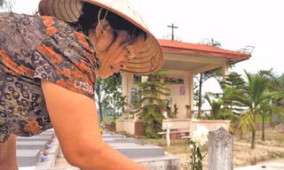 Người khâm liệm hàng vạn hài nhi