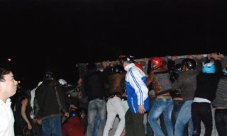 Người dân hiệp sức đẩy xe để đưa nạn nhân bị xe tải đè ra ngoài