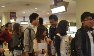 Sinh viên Nhật xếp hàng mua đồ ăn của du học sinh VN