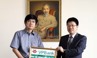 Tổng Giám đốc VP Bank Nguyễn Hưng (bên phải) trao cho TBT Đoàn Công Huynh số tiền 150 triệu đồng ủng hộ đồng bào bị lũ ở Nghệ An.