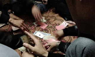 'Thiêu thân' trên sới bạc