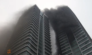 Công nhân trèo giàn giáo thoát khỏi đám cháy