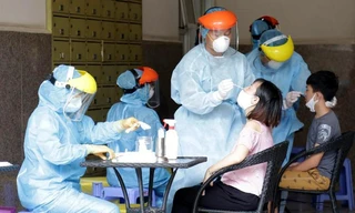 TP.HCM: Xét nghiệm cho thí sinh thi tốt nghiệp THPT, khuyến khích mang kính chắn giọt bắn