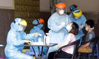 TP.HCM: Xét nghiệm cho thí sinh thi tốt nghiệp THPT, khuyến khích mang kính chắn giọt bắn