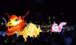 Hà Tĩnh: Hàng nghìn người xuống phố rước đèn trung thu khổng lồ