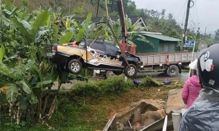 Xe máy va chạm ô tô bán tải, 3 người thương vong