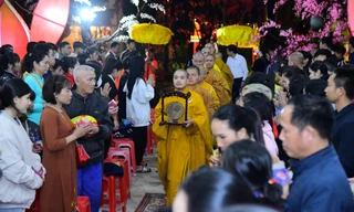 Thả đèn hoa đăng xuống sông Ngàn Phố cầu bình an