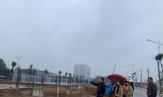 Hàng chục người khốn đốn vì nhà thầu mất liên lạc ngày giáp Tết 