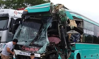 Đâm đuôi container, tài xế xe khách mắc kẹt trong cabin 