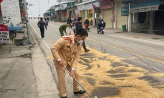 Cảnh sát giao thông rải vỏ trấu, xúc cát xử lý dầu loang trên quốc lộ