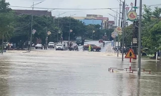 Mưa kéo dài quốc lộ 1A qua Hà Tĩnh ngập sâu trong biển nước