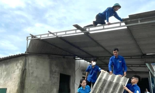 Tuổi trẻ Hà Tĩnh hỗ trợ dọn nhà, bàn giao mặt bằng thi công đường dây 500kV