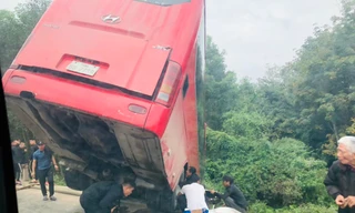 Xe khách lao xuống vệ đường, 30 người may mắn thoát nạn