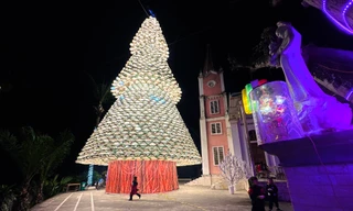 Độc đáo cây thông Noel được làm từ 2.400 nón lá