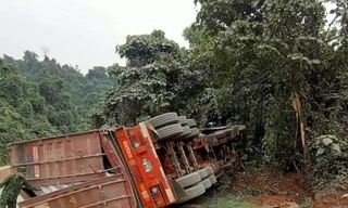 Xe đầu kéo đâm vào vách núi lật giữa đường, tài xế tử vong