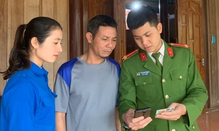 Tuổi trẻ Hà Tĩnh 'đi từng ngõ, gõ cửa từng nhà' giúp người dân cài tài khoản định danh điện tử