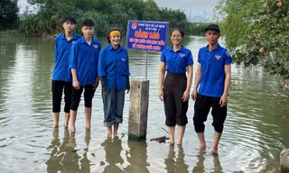 Lớp dạy bơi miễn phí, cắm biển cảnh báo chống đuối nước