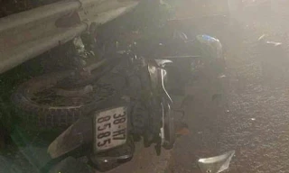 Va chạm với xe đầu kéo, hai học sinh lớp 9 tử vong