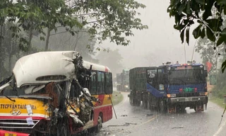 Xe buýt biến dạng sau va chạm với container, nhiều người hoảng loạn