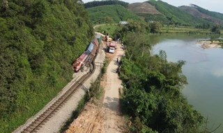 Điều xe ô tô trung chuyển hành khách sau tai nạn tàu hỏa khiến đường sắt Bắc – Nam tê liệt