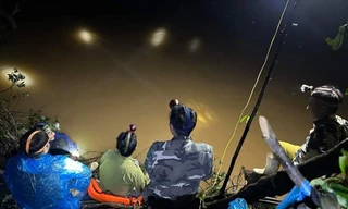 Hàng trăm người xuyên đêm tìm người phụ nữ ở Hà Tĩnh bị lũ cuốn trôi