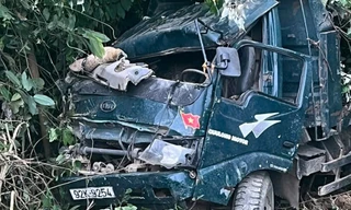 Xe chở keo lật xuống sườn đồi, hai người thương vong