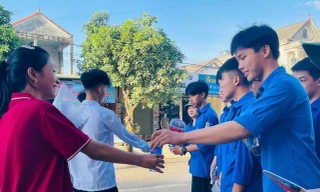 Hàng ngàn tình nguyện viên Đà Nẵng, Hà Tĩnh tiếp sức hỗ trợ thí sinh 