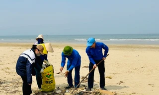 Thanh niên dọn sạch bờ biển