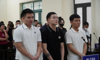 Lý do hoãn phiên xét xử 5 cầu thủ tổ chức 'tiệc' ma túy cùng 5 cô gái trong khách sạn