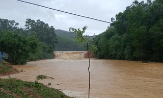 Đập vỡ, nước lũ lên, người dân cuống cuồng di tản