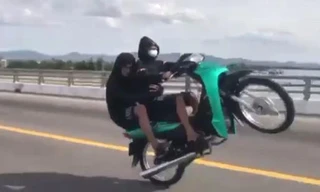 Triệu tập nhóm quái xế bốc đầu xe máy trên quốc lộ 