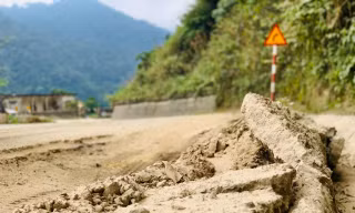 Đường lên Cửa khẩu Quốc tế Cầu Treo nát bét