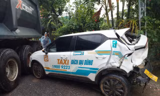 Xe đầu kéo và ô tô va chạm, đường Hồ Chí Minh ách tắc