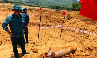 Nạo vét đập, phát hiện bom 'khủng'