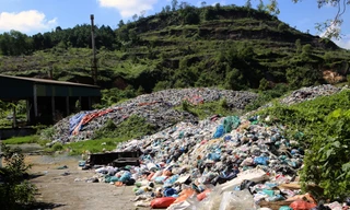 Lò đốt 'đóng băng', hàng nghìn tấn rác chất đống như núi
